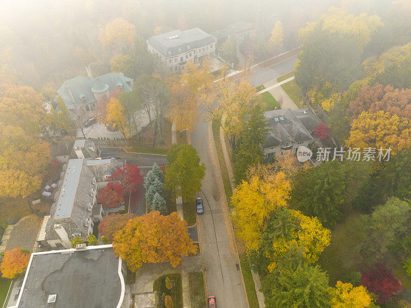 独立和复式住宅，北约克在秋天，多伦多，加拿大