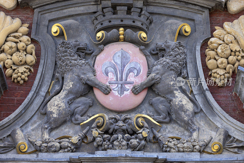 法国北部里尔市的盾徽，印在一座老建筑的正面