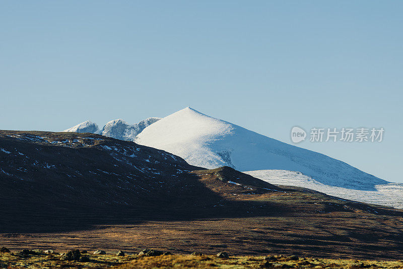 挪威Dovrefjell-Sunndalsfjella国家公园的雪山和广阔的丘陵的戏剧性景观