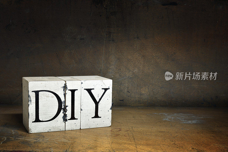 “DIY”这个词写在木制凸版上。