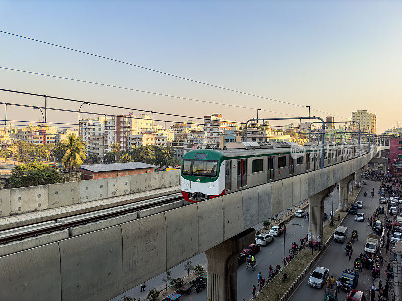 达卡地铁和达卡城市景观背景