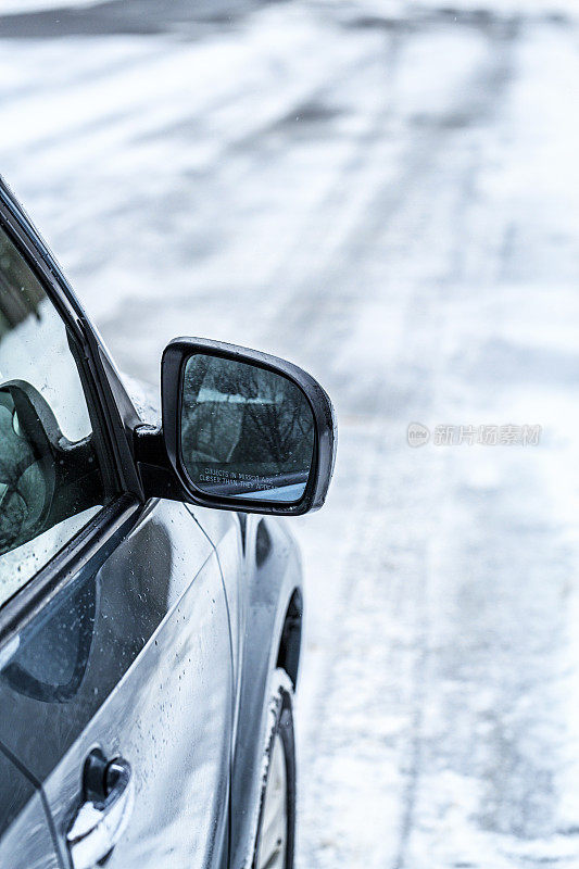 汽车后视镜在冻结的冬季停车场