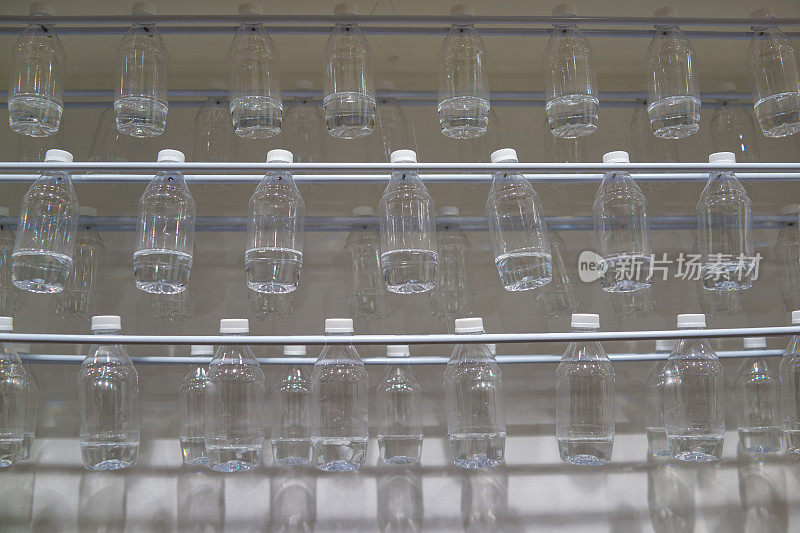 透明塑料瓶挂在一排的特写