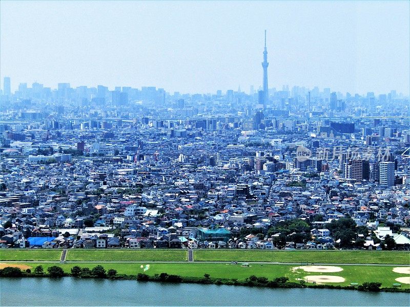 日本。8月。鸟瞰大东京与江户川河的银行，和东京天空树。
