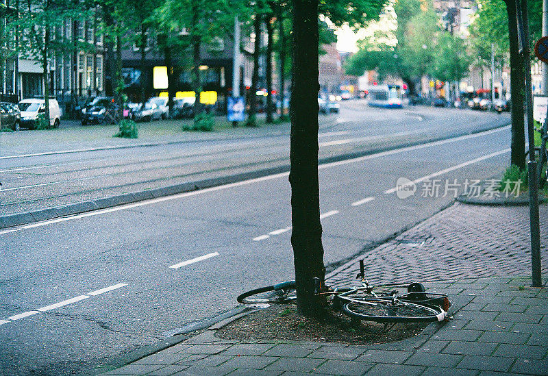 春天的阿姆斯特丹。欧洲。小镇。荷兰。扫描胶片照片。照片上有灰尘和划痕。