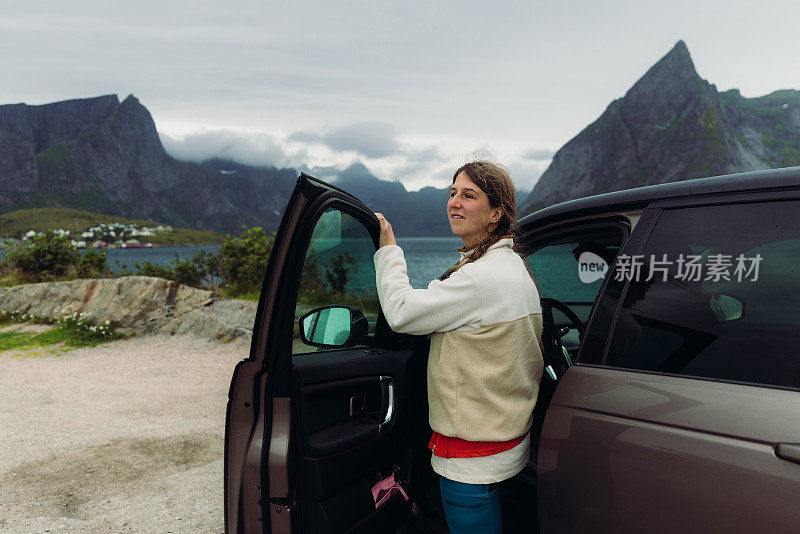 女性在罗浮敦群岛驾车观光