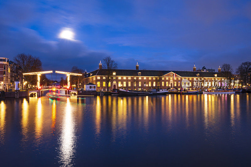 冬天，阿姆斯特丹的阿姆斯特尔河上的桥被灯光照亮