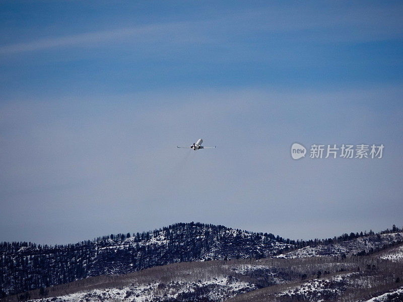 喷气式飞机从山上起飞。美国科罗拉多州的阿斯彭。