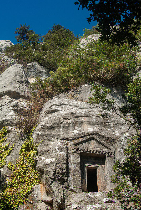 在Termessos墓地的岩石表面雕刻的坟墓