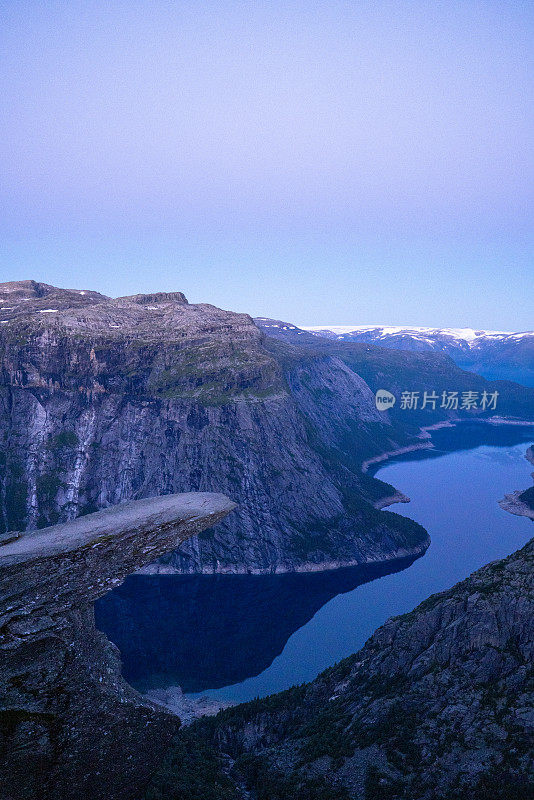 挪威黎明时分巨魔之舌岩石的惊人景色