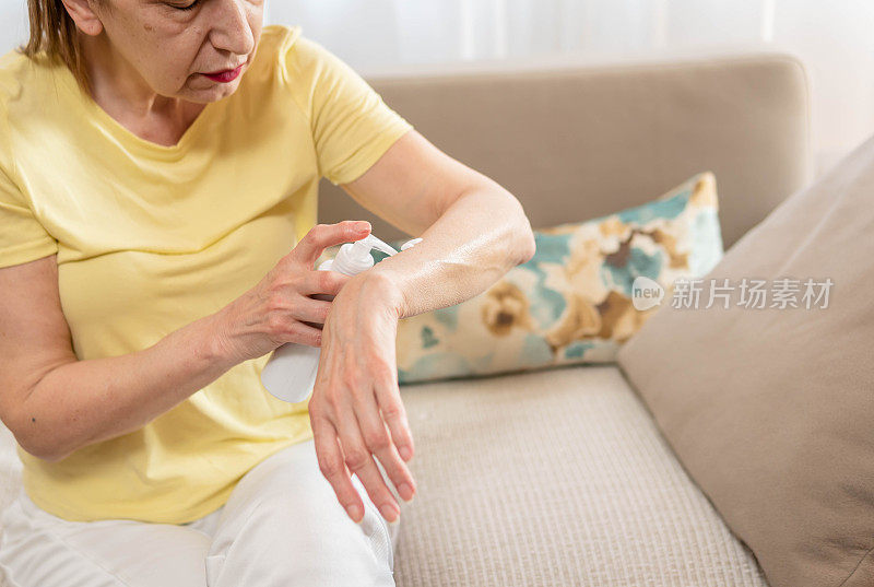 一名女子在前臂涂抹雌激素膏