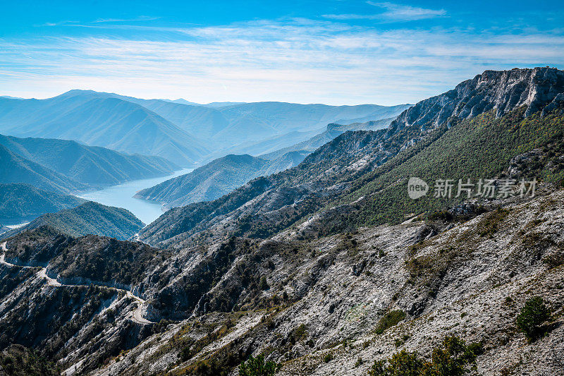 通往Kozjak湖的美丽山谷，马其顿