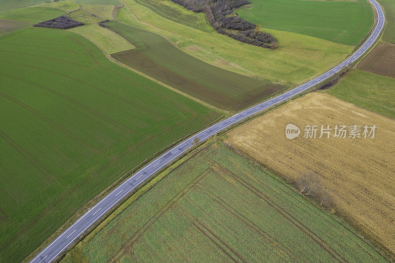 乡村景观中蜿蜒的乡村道路(空中)