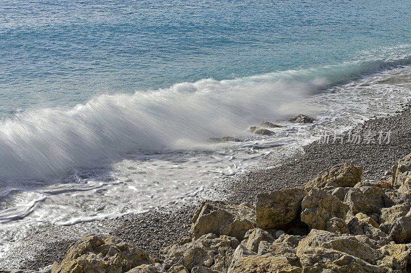 海浪撞击岩石形成的波浪。大海里的波浪。