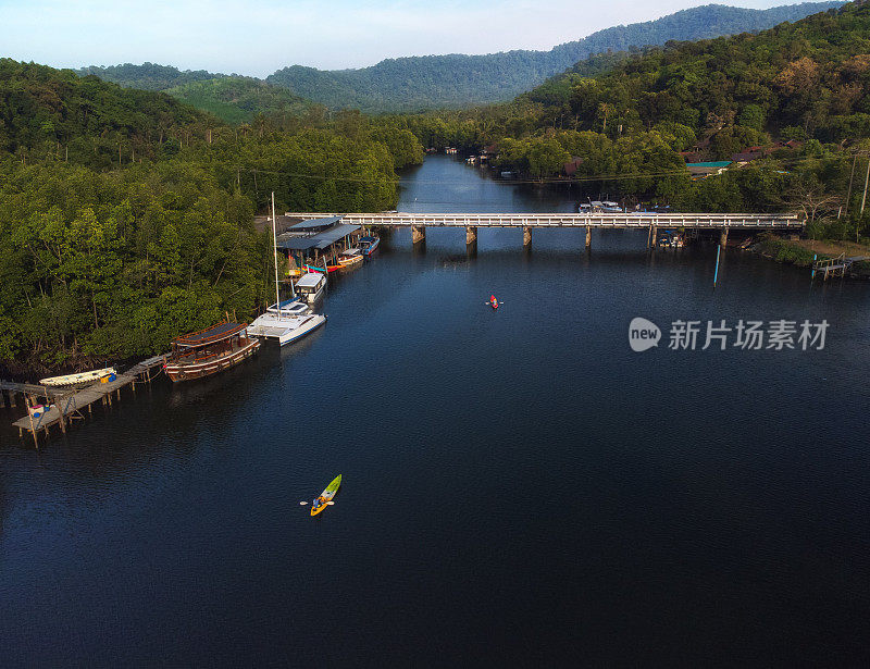 空中景观的游客皮划艇通过红树林