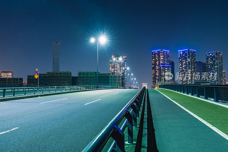 夜晚的东京晴美大桥和丰洲码头的城市道路