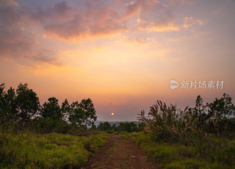 日落在丘陵和山脉的越南中央高地