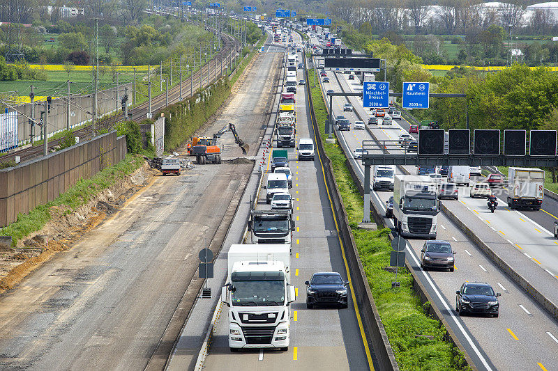 德国A3高速公路上的施工现场和密集的交通