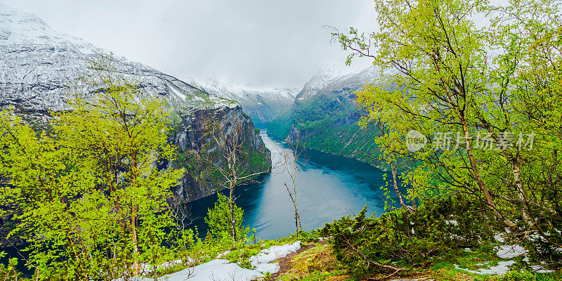 挪威的峡湾。Geiranger峡湾。更多关于罗姆斯代尔县的报道。斯堪的那维亚。山景观