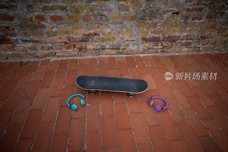 滑板和耳机放在地板上