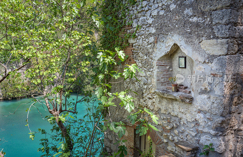 意大利翁布里亚省斯蒂丰尼河畔石墙上的小神龛