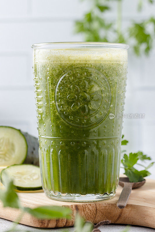 生机盎然的绿色排毒果汁:清爽，营养，清洁，成分在木制桌子上