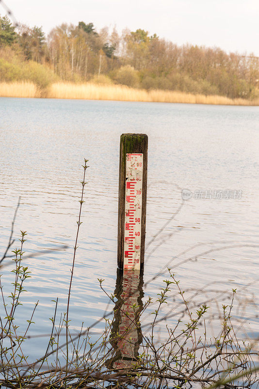 指示水位高度的尺，水位测量计，用于监测水位