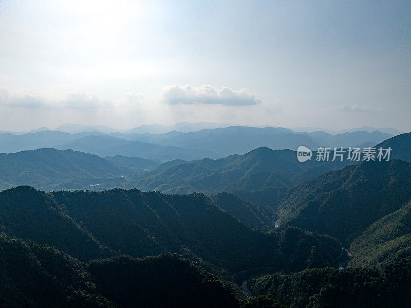 夕阳下的山林