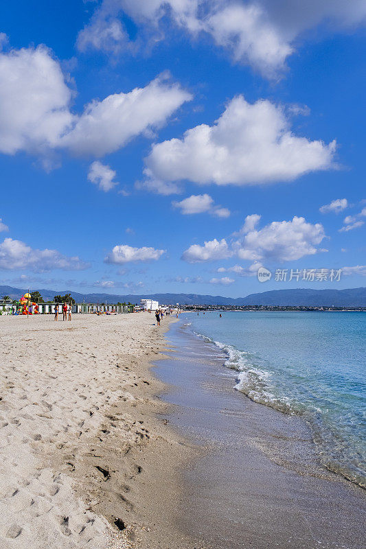 Poetto，意大利撒丁岛卡利亚里宽阔的城市海滩