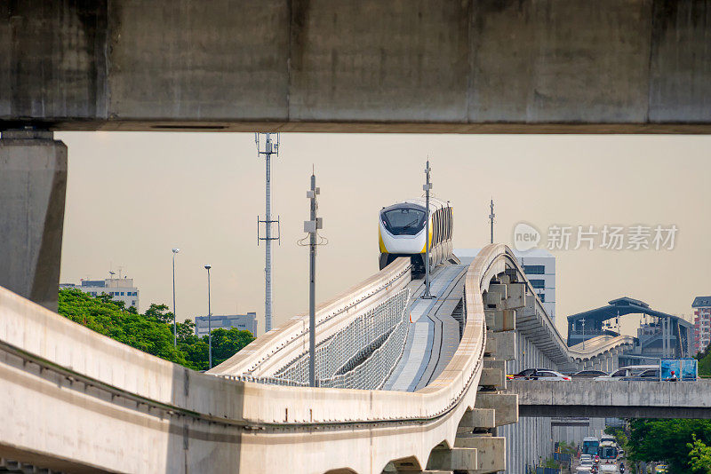 在泰国曼谷，地铁列车“黄线”到达华马克站的高架视图
