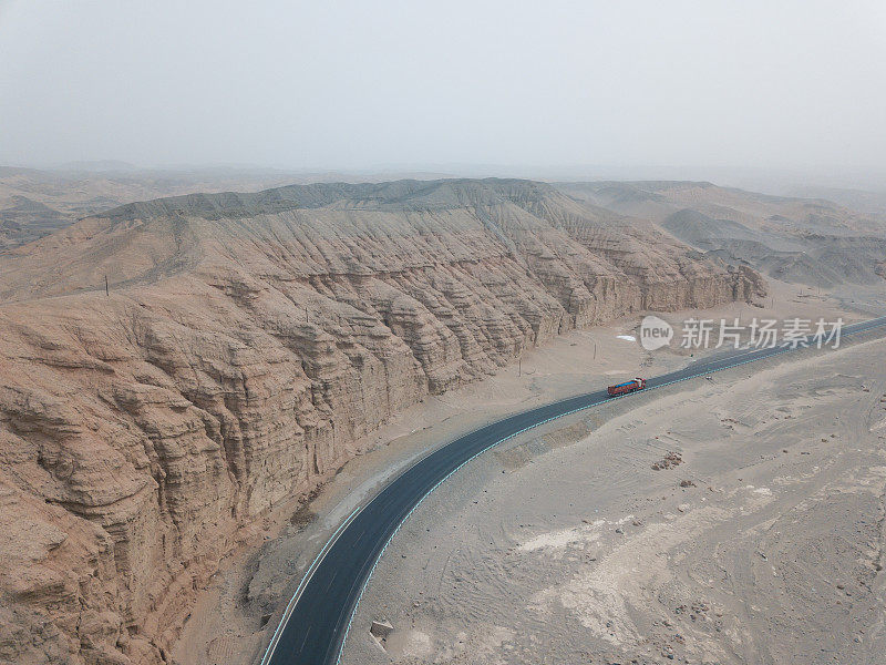 阿克苏地区喀喇昆仑山脉和沙漠边缘的公路视图