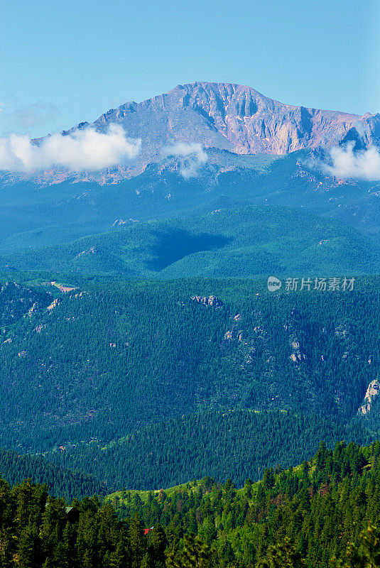 乌云环绕派克峰，落基山脉，科罗拉多州(美国)