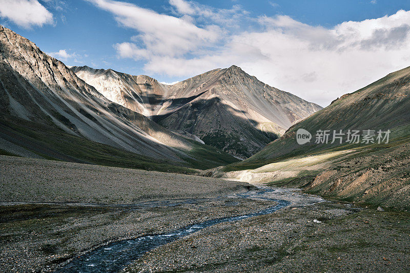 夏季的河谷山