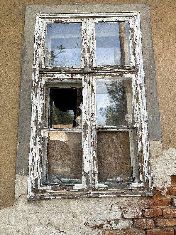 一座废弃的老房子的窗户