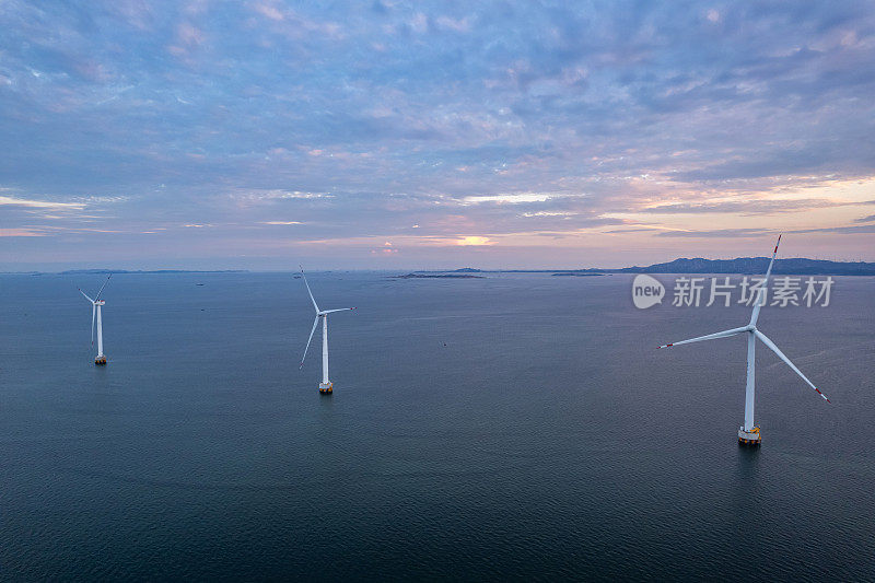 黄昏时海上有许多风力涡轮机