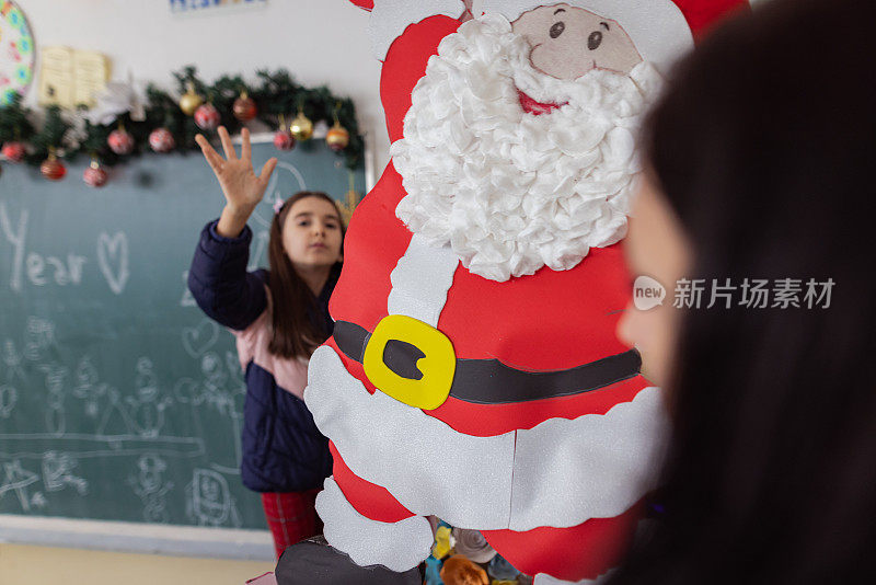 新年学校活动。装饰教室。