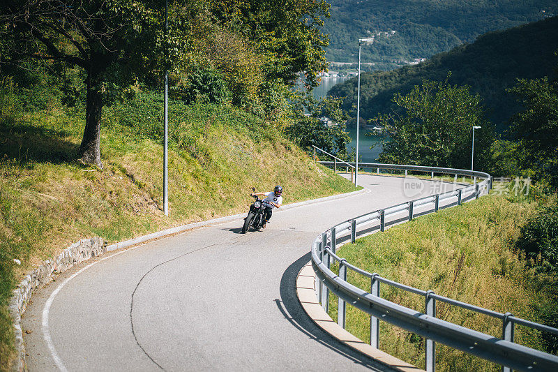 摩托车骑在山路上