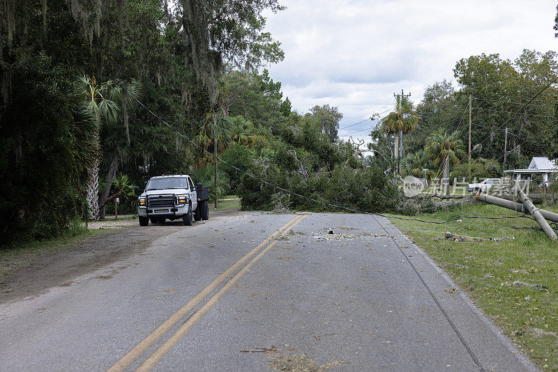 风暴对道路造成的影响。飓风登陆北佛罗里达州斯坦哈奇后，倒下的树木和电线扰乱了交通