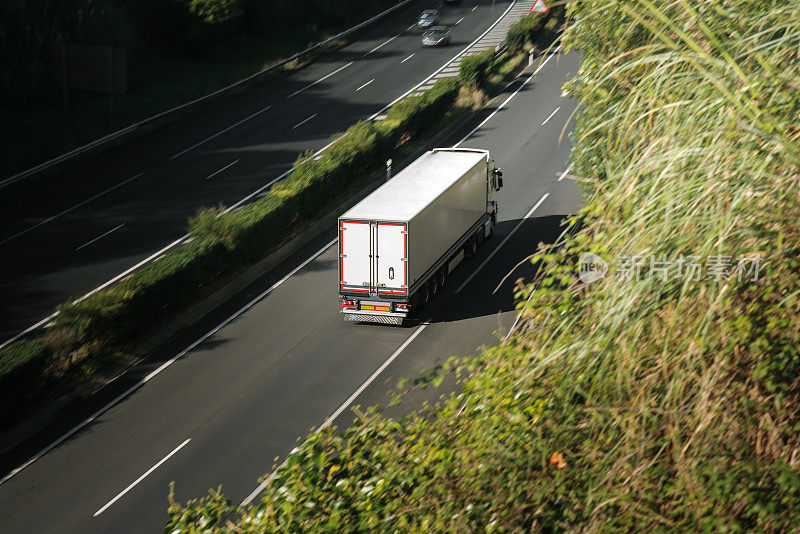 高速公路上行驶的卡车