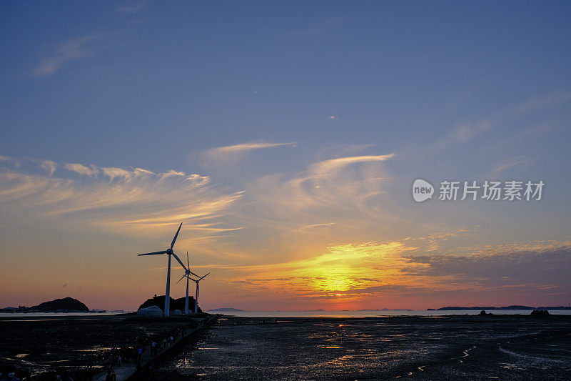 夕阳下的风力涡轮机