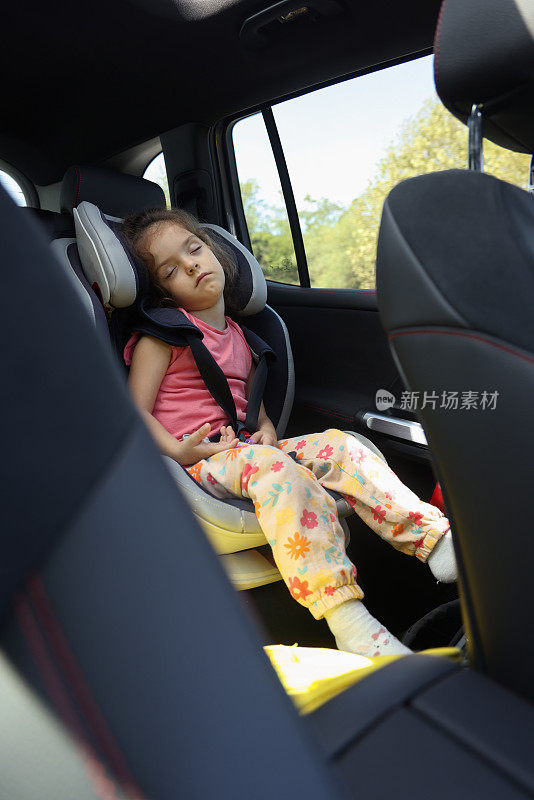 小女孩睡汽车安全座椅