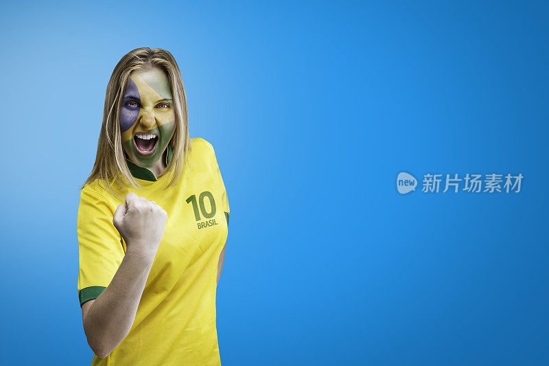 一名巴西妇女用她的脸涂上蓝色背景来庆祝