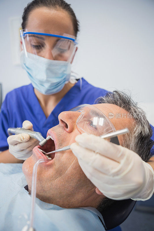 牙医用工具检查病人