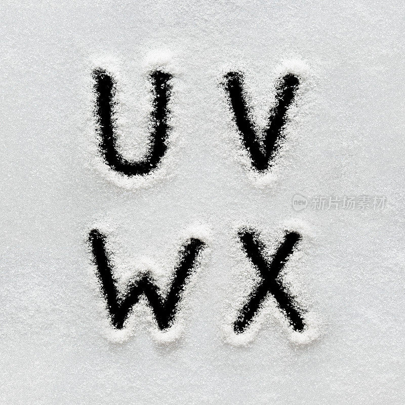 冬天的字母、符号和数字手写在雪地上。