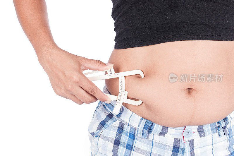 年轻女性用肥胖卡尺测量肥胖腹部