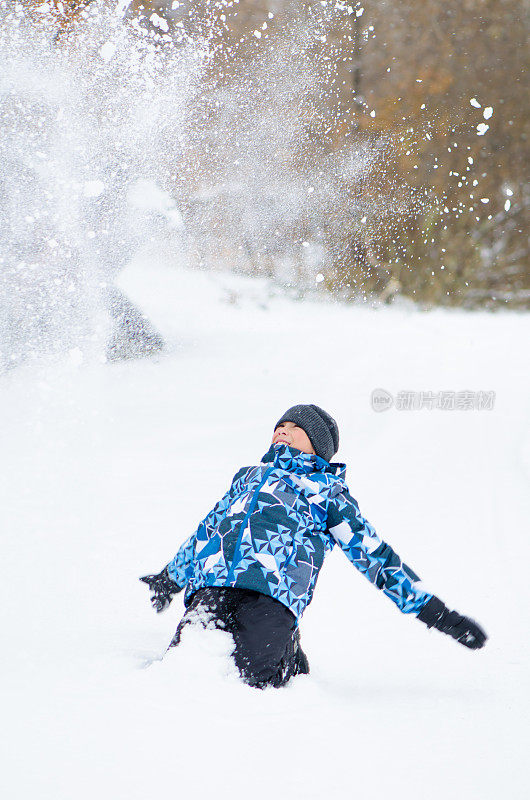 男孩在玩雪