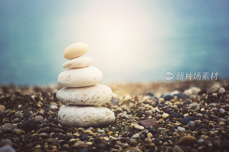 卵石滩上平衡的石头