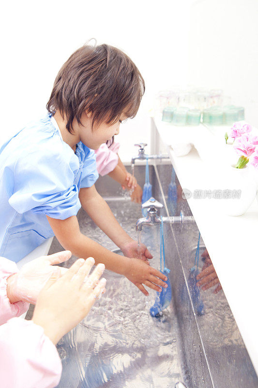 幼儿园的孩子要洗手