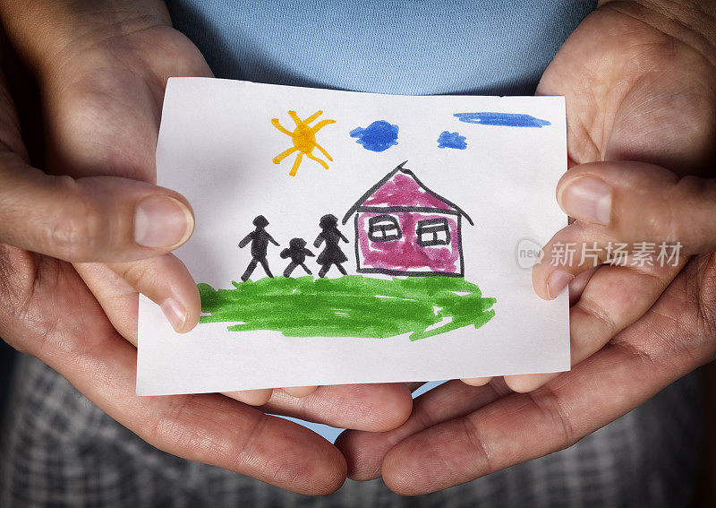 孩子和他的妈妈和家人抱着一个画着的房子