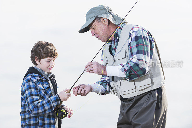 男孩和爷爷一起钓鱼